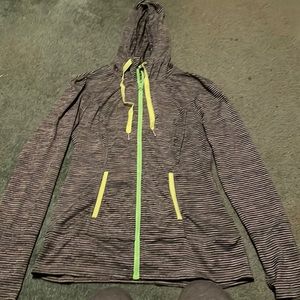 It is a size medium in woman’s.